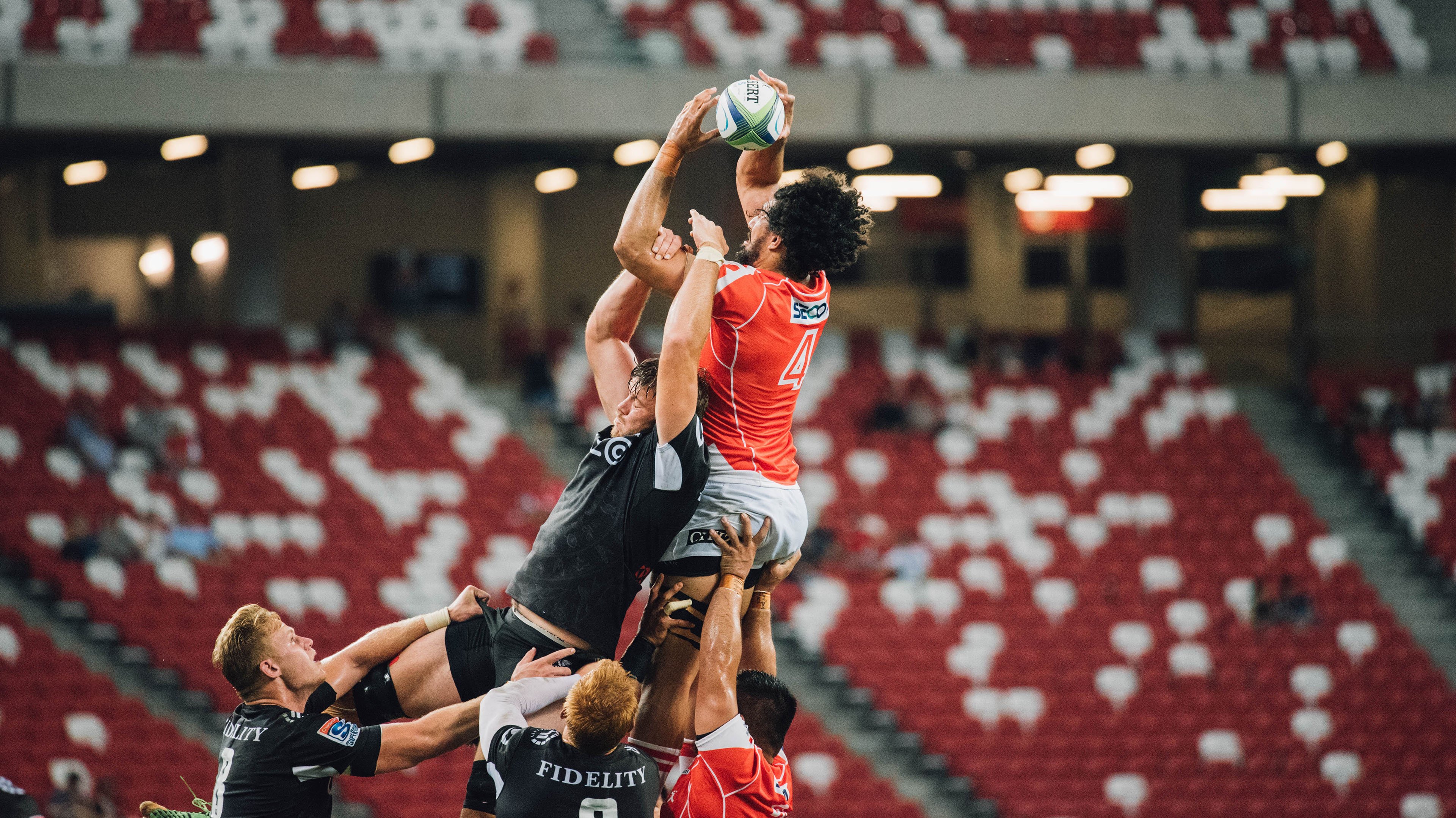 詹姆斯重返赛场，险胜首场状态出色，利物浦观众沸腾！全场沸腾不已